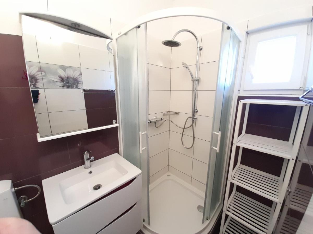 Perica Apartment And Perica Room With Separate Entrance ザダル エクステリア 写真